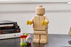 Lego træfigur med Lego-klodser