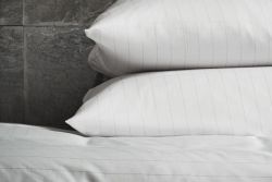 Menu sengetøj hvid 140 x 220 cm - 2 sæt + 4 pudebetræk