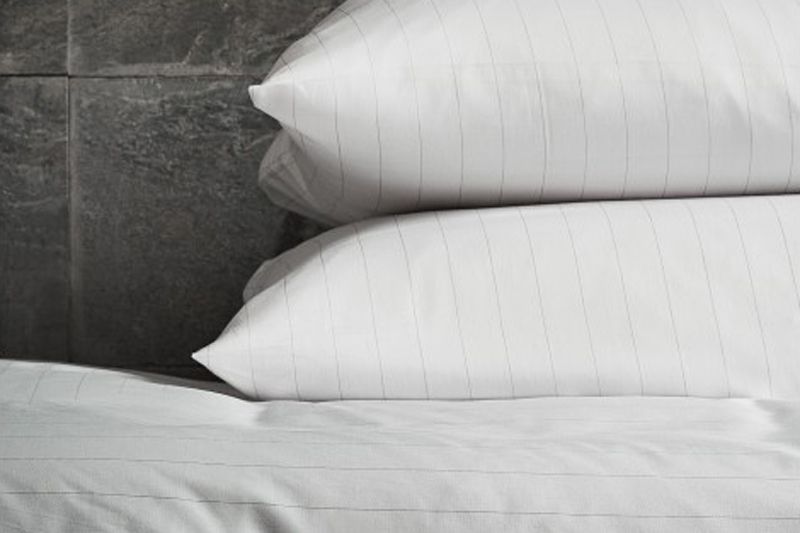 Menu sengetøj hvid 140 x 220 cm - 2 sæt + 4 pudebetræk